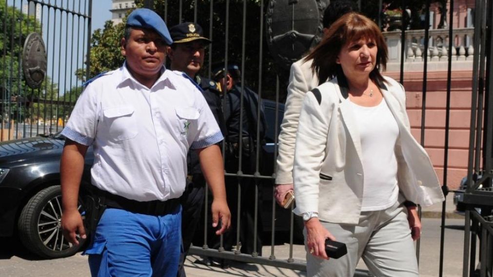 La ministra de Seguridad Bullrich, junto al policía Chocobar.