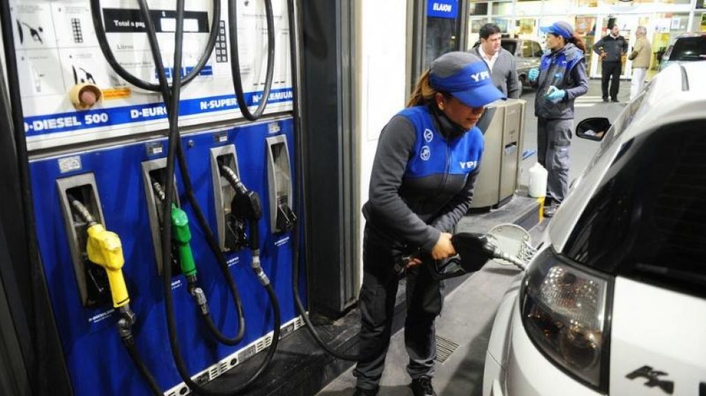 El precio de la nafta en el surtidor bajó y el del gasoil subió.