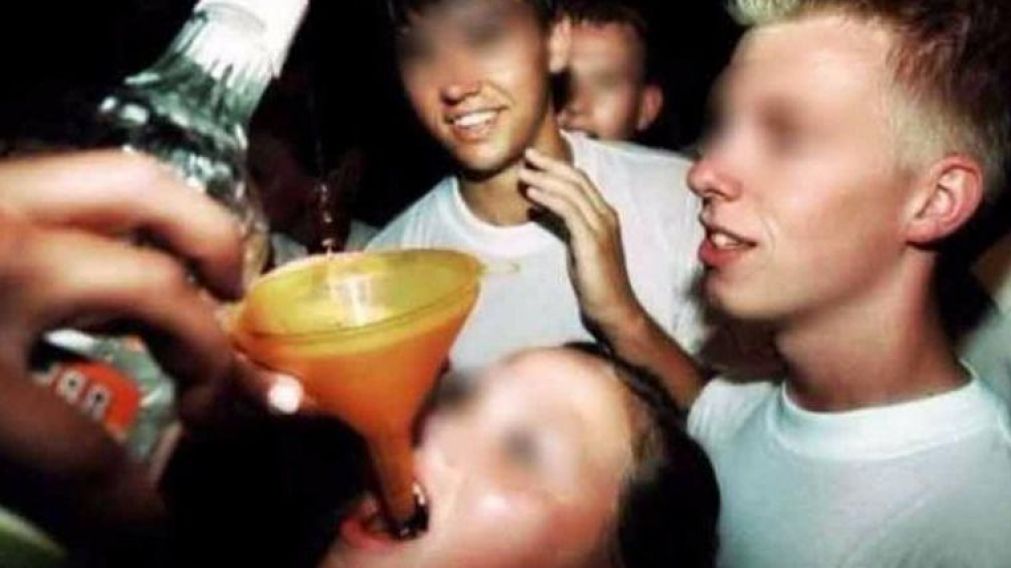 Ahora los padres serán sancionados si sus hijos menores de 18, toman bebidas alcohólicas.