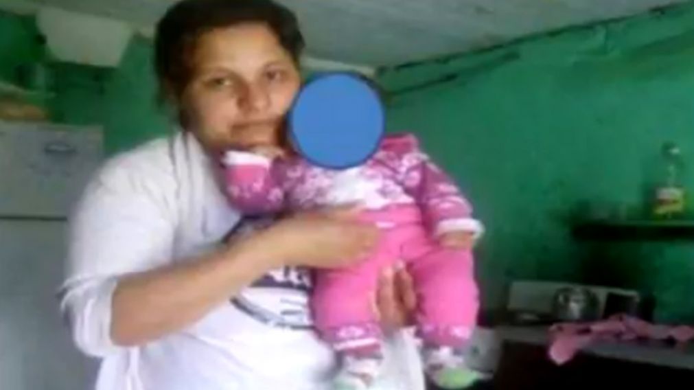 La víctima, Marina Soledad Monje junto a su pequeña hija.