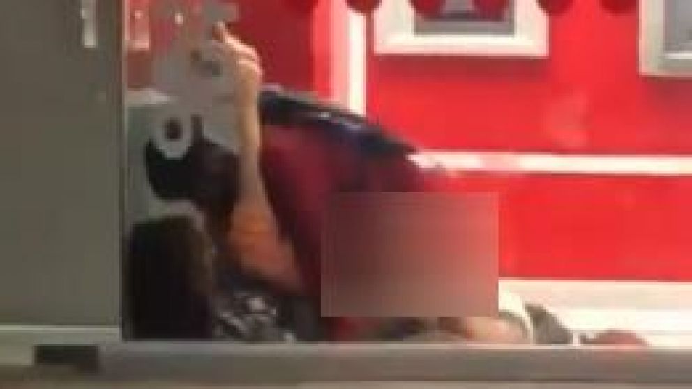 Parejita de borrachos acaba teniendo sexo en cajero automático