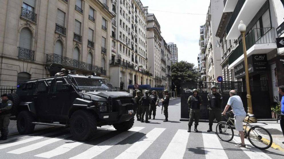 El fuerte operativo cerrojo dio con estos dos hombres que transportaban los handys. (Télam)