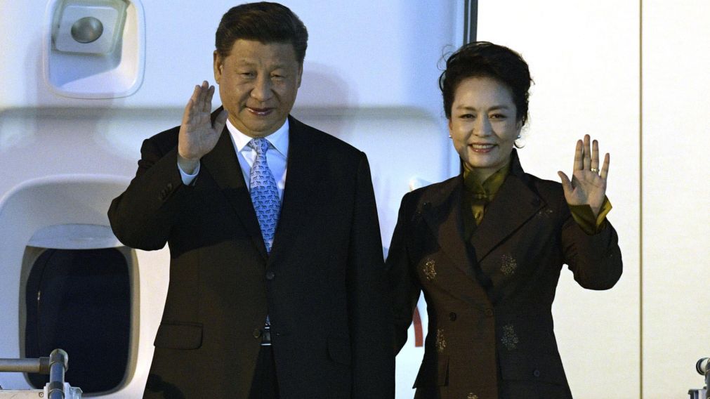 El presidente chino Xi Jinping (L) y su esposa Peng Liyuan, en suelo argentino (AFP).