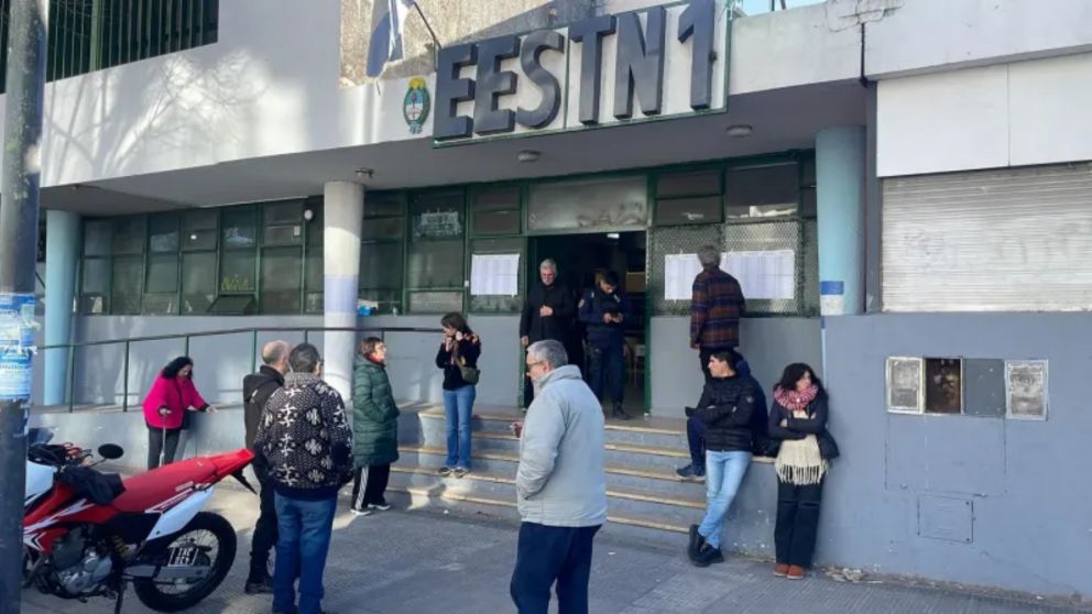 El particular episodio ocurri� en la Escuela Valent�n Vergara de La Plata. (Foto: Punto Capital)
