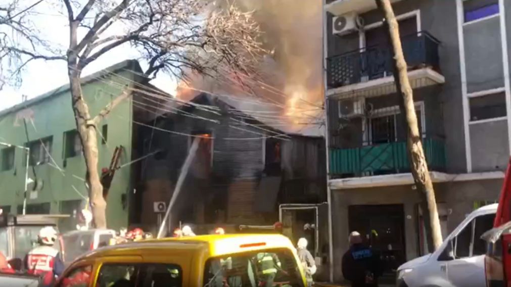 Los bomberos de la Ciudad trabajaron en el lugar del siniestro.