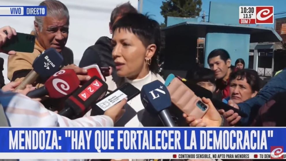 Mayra Mendoza votó en una escuela del partido bonaerense de Quilmes (Crónica HD).