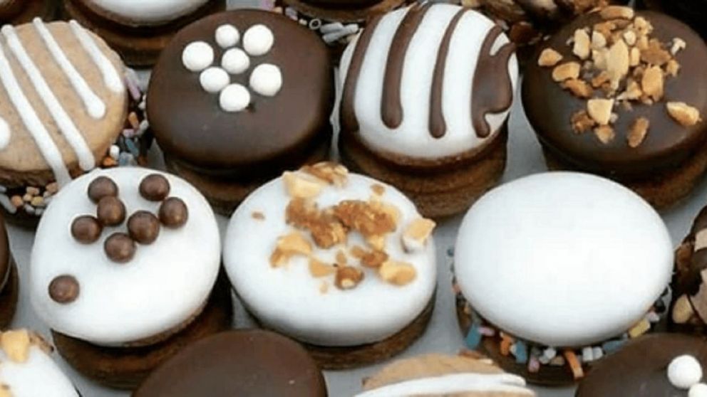 Visitantes disfrutan de la tradicional fiesta artesanal, donde los alfajores se convierten en protagonistas de la celebración y la cultura local.