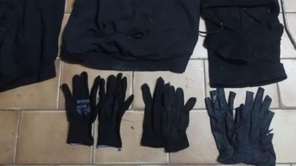 Algunos de los elementos que se incautaron en el operativo.