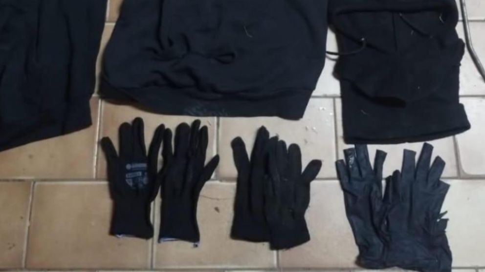 Algunos de los elementos que se incautaron en el operativo.