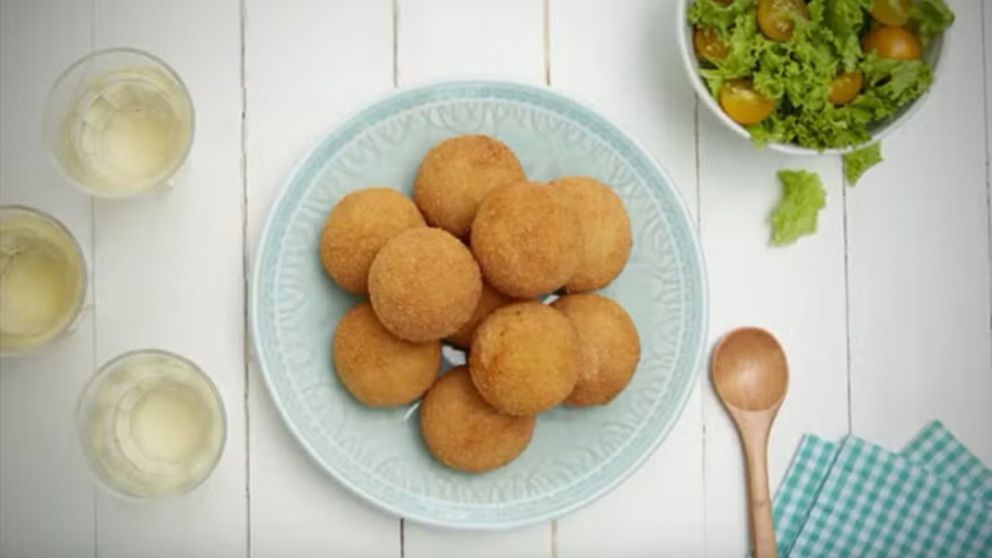 Ingredientes y modo de preparaci�n de las exquisitas bombas de papa y queso al horno.