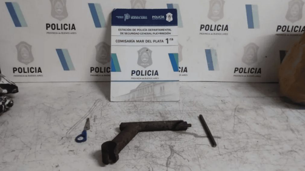 El arma falsa usada por el delincuente.