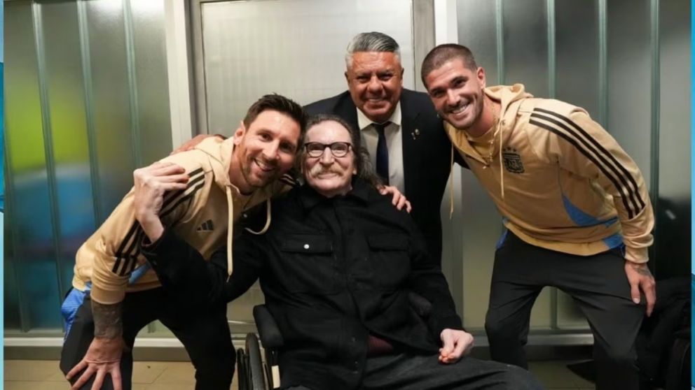 El histórico músico Charly García fue a ver el partido de la selección argentina y mantuvo un emotivo encuentro con Lionel Messi.