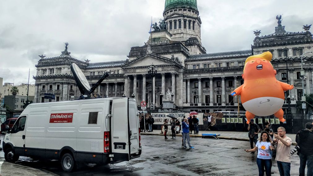 El muñeco inflable de Donald Trumpo, frente al Congreso. (Jonatan Moreno/Diario Crónica)