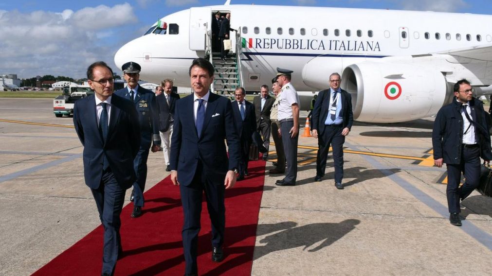 Así bajaba Conte del avión. (G20).