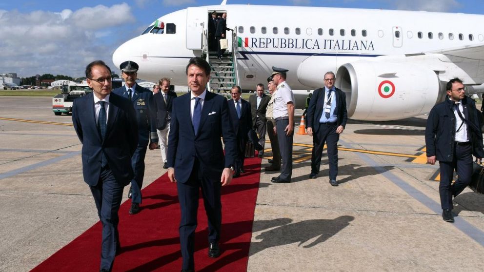 Así bajaba Conte del avión. (G20).