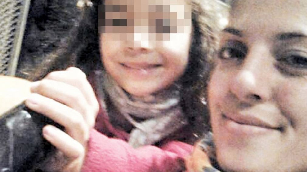 La mujer agredida junto a su hija mayor que presenció lo sucedido.