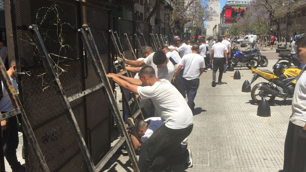Diagonal Norte, a metros de la 9 de Julio, vallada (Carlos Ventura - Diario Crónica)