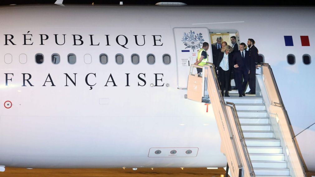 El presidente francés, arribando en Ezeiza, junto a su comitiva (AFP).