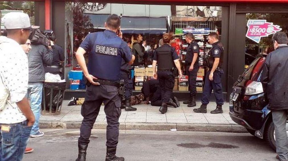 Máxima tensión por ladrón de 15 años que amenazó con matarse