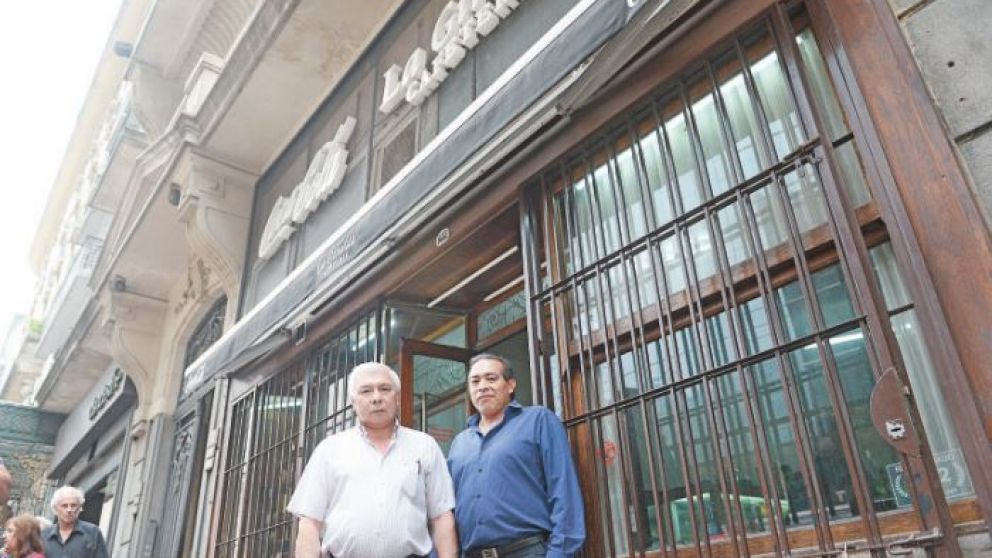 En la puerta, los mozos Antonio Jaimez y José Orellana, reclaman el pago de haberes.