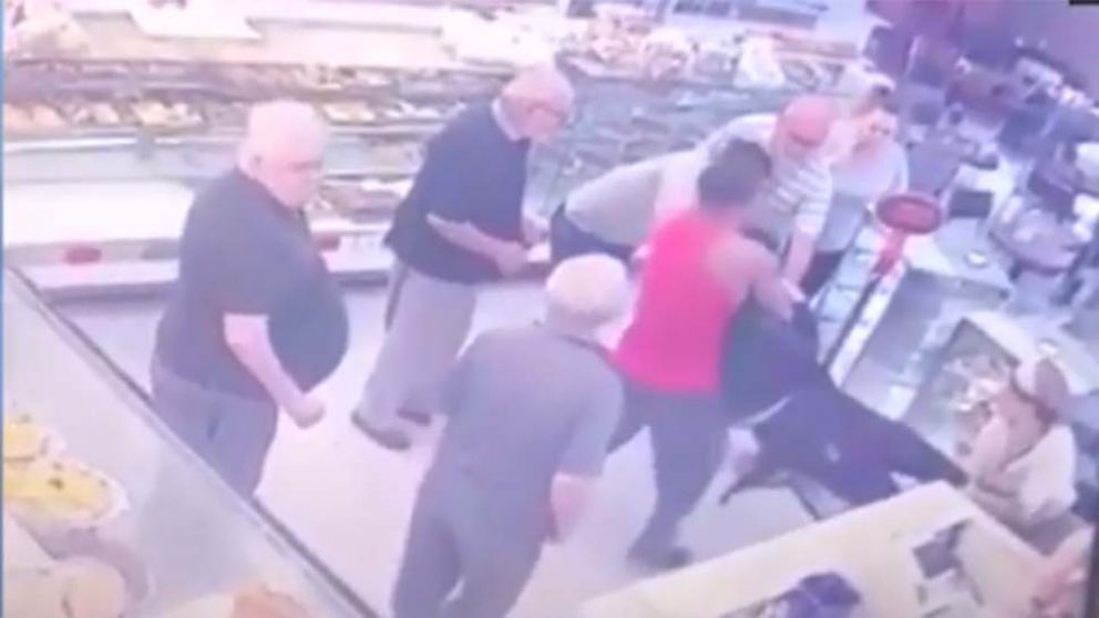 Fisicoculturista le dio paliza a ladrón que ingresó a robar en una panadería
