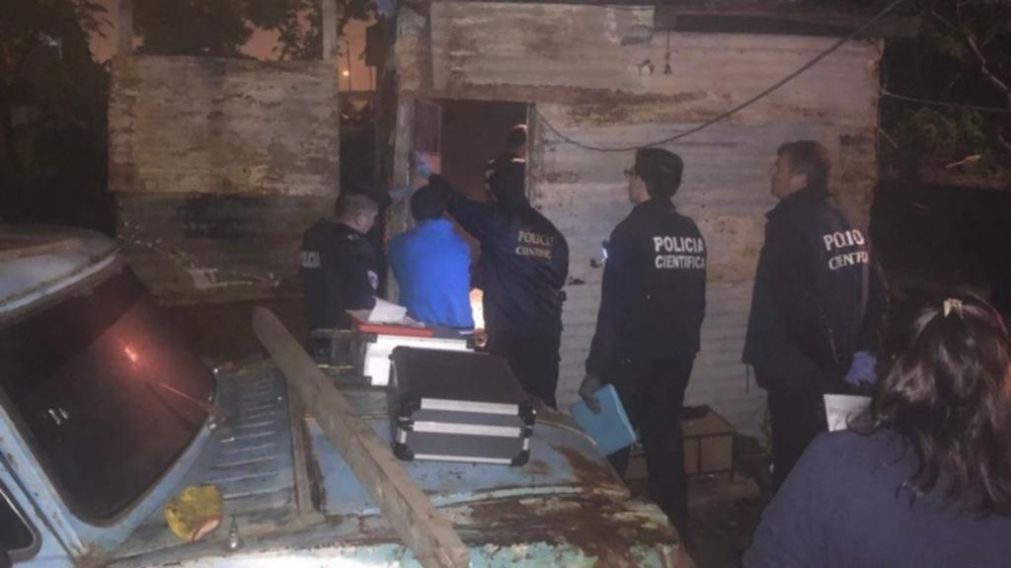 Masacran a golpes a una mujer en asentamiento y detienen a pibe