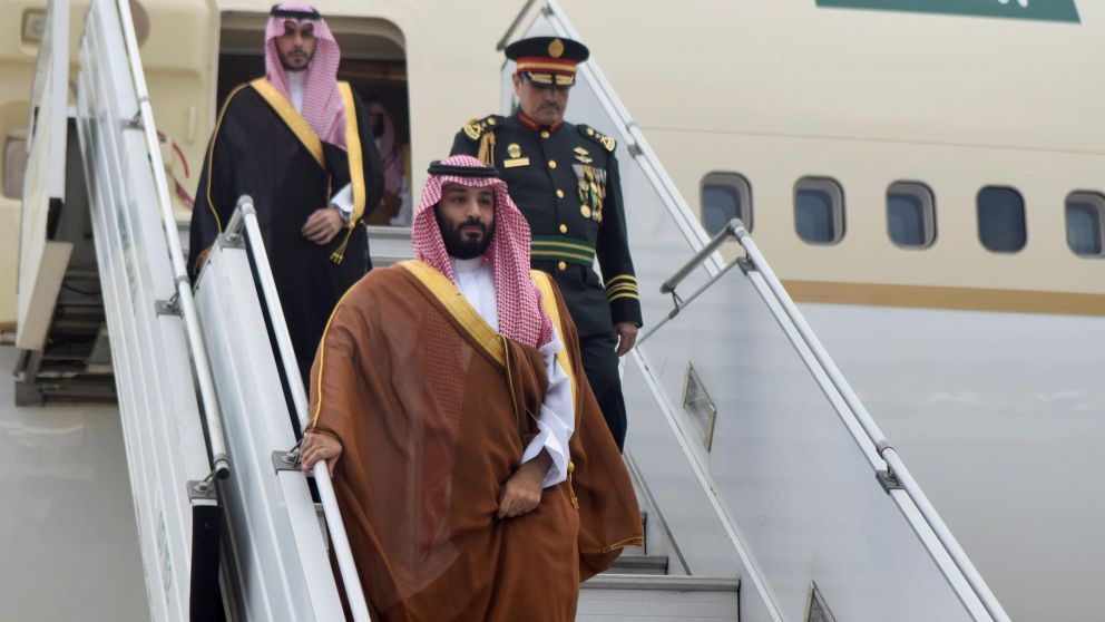 Mohamed Bin Salman. Desciende de su avión en Ezeiza. (Télam)