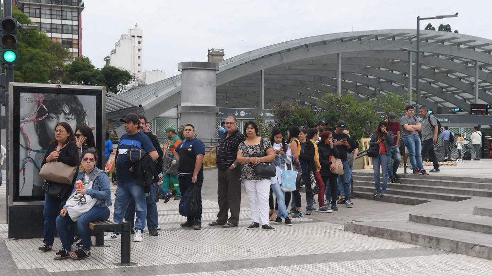 En Constituci�n hubo largas filas esperando la normalizaci�n del servicio. 