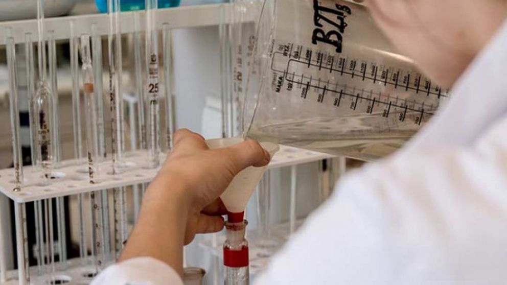 Un error en el etiquetado de una solución salina, provocó la muerte.