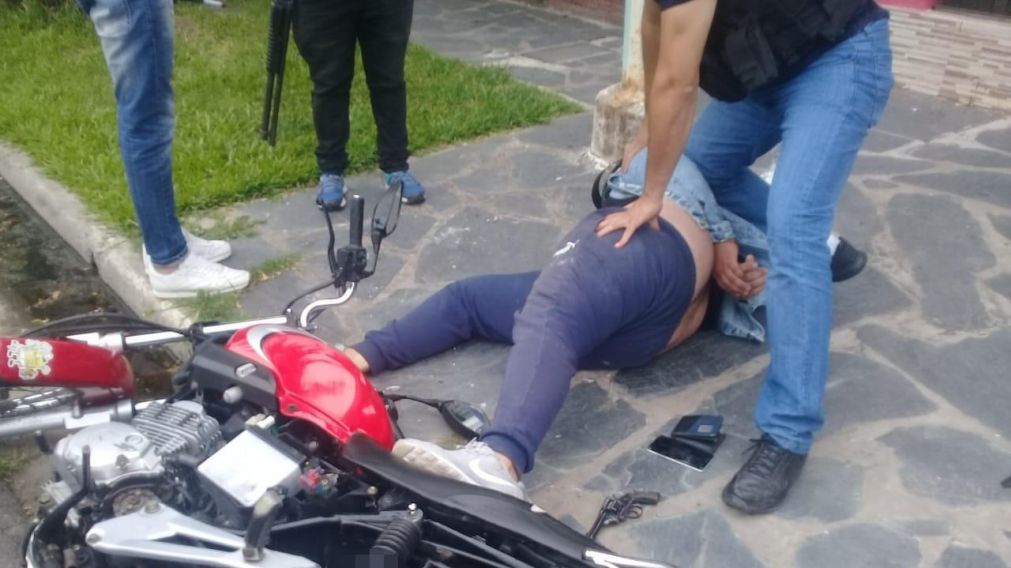 La policía incautó dos motos de alta cilindrada, un revólver y varios celulares robados.