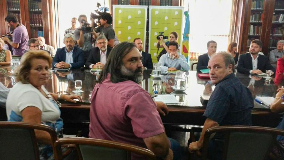 Maestros anticiparon que "no van a firmar a la baja".