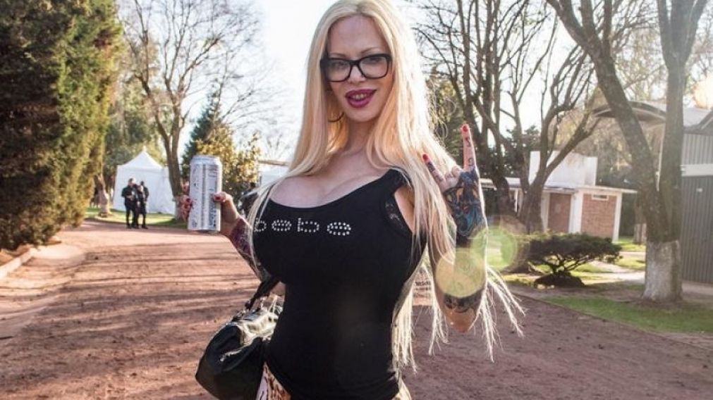 La actriz de 42 años busca operarse nuevamente para "equiparar su cuerpo".