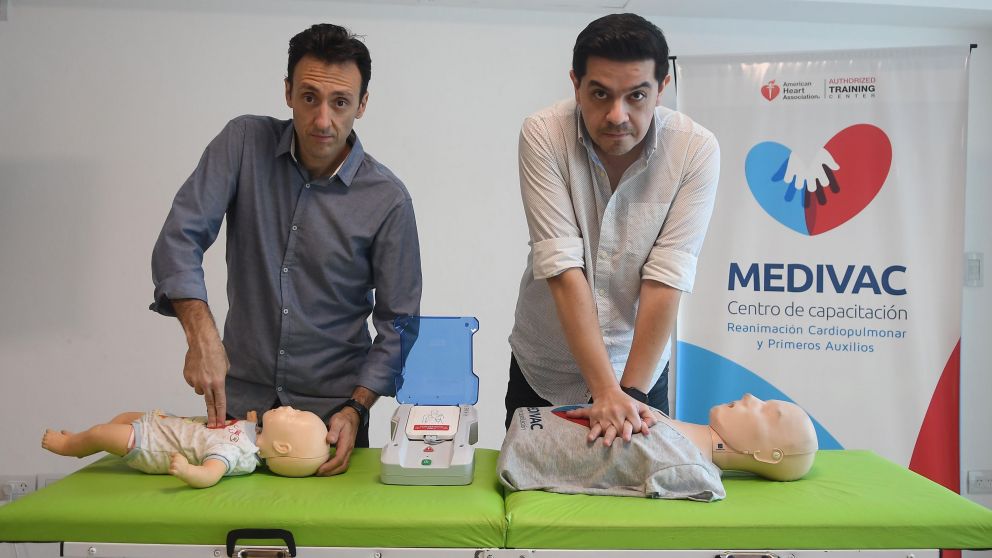 Diego Pereyra y Diego Bao explican cómo hacer la maniobra para RCP (Rubén Paredes/Crónica).