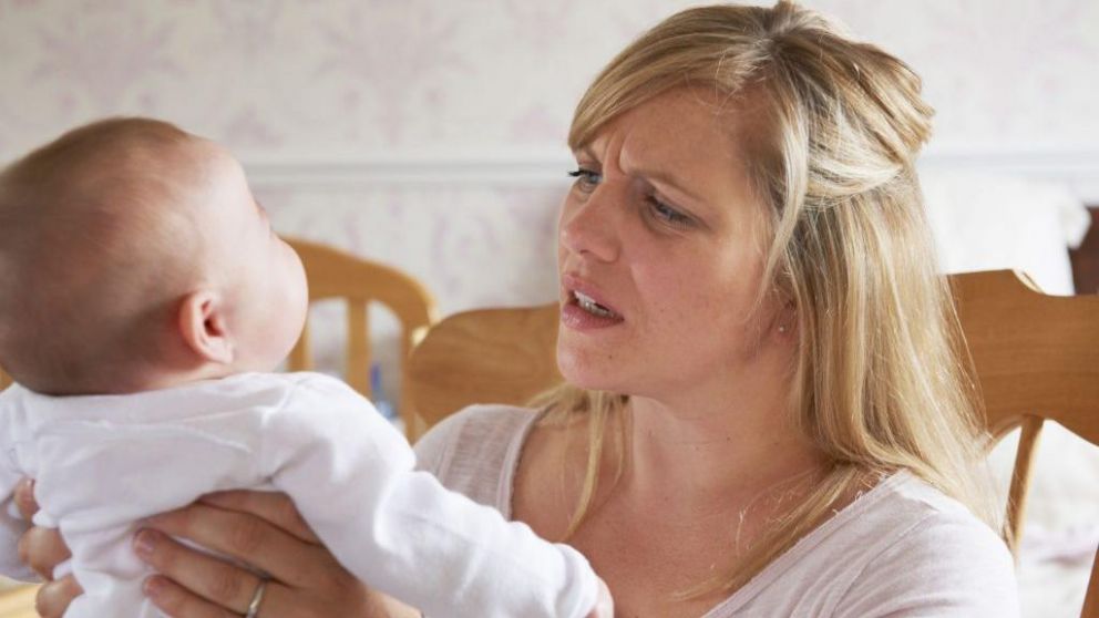 Una madre, bajó los afectos de la droga, dejó caer a su hijo al piso y le fracturó el cráneo. (Imagen ilustrativa)