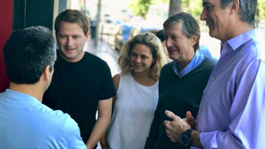 Los legisladores Bullrich y Torello, con vecinos de San Fernando.