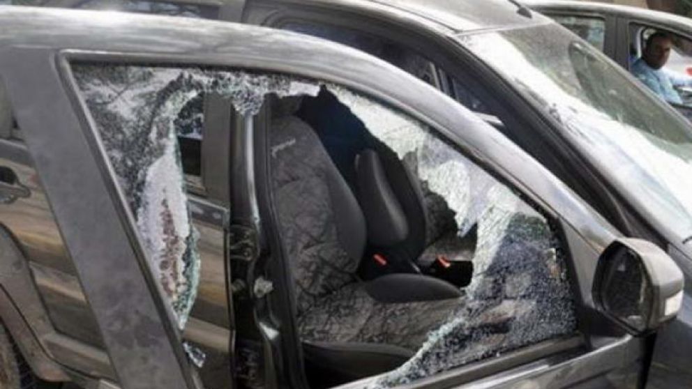 Así quedó el auto luego del ataque. (Gentileza El Liberal).