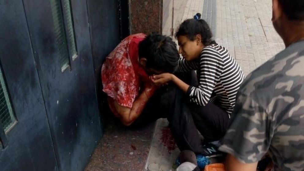 Los vecinos ayudaron al sujeto agredido en el cuello. (Gentileza 0221).