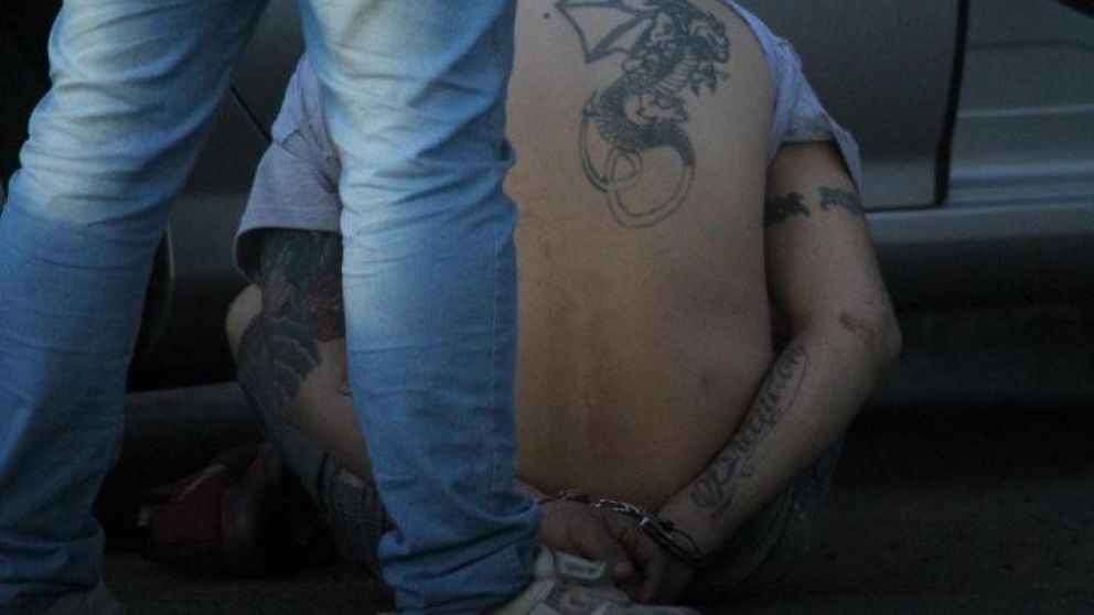 El momento en que detuvieron a uno de los malvivientes.