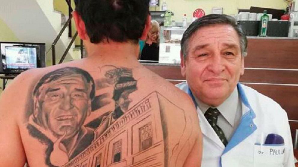 Nano Salguero, con su tatuaje y el doctor Paul Lada.