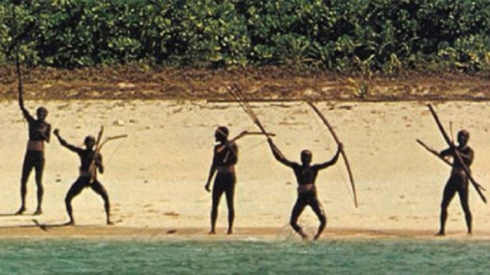 Los sentineleses muestran su hostilidad en la playa.