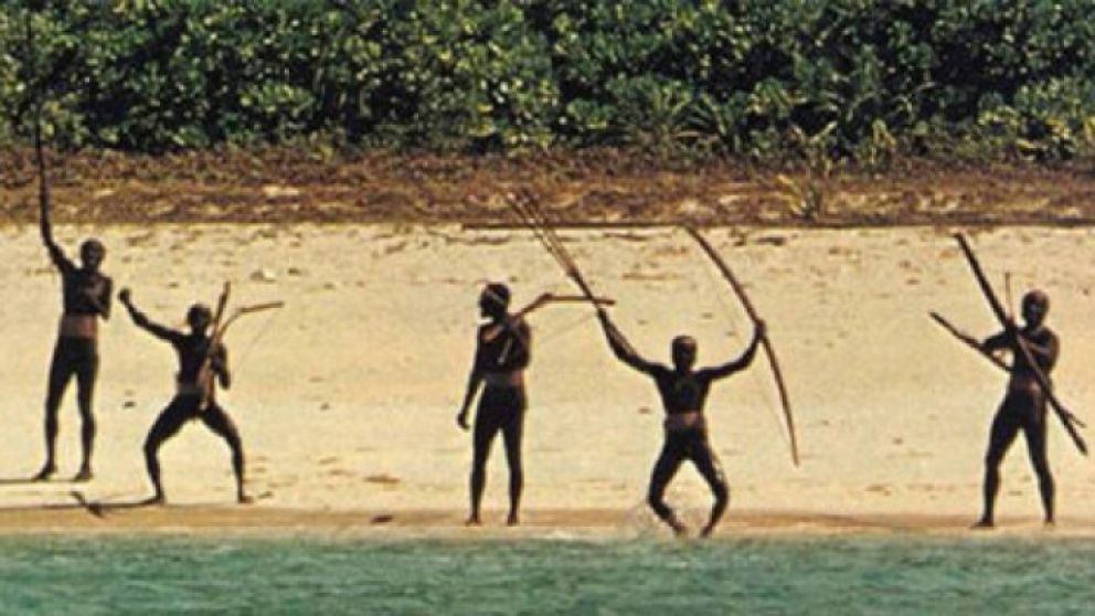 Los sentineleses muestran su hostilidad en la playa.