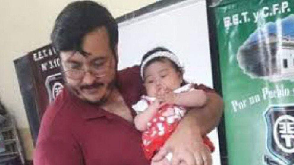 Ernesto Paz Chain, con la pequeña en brazos, en plena clase.
