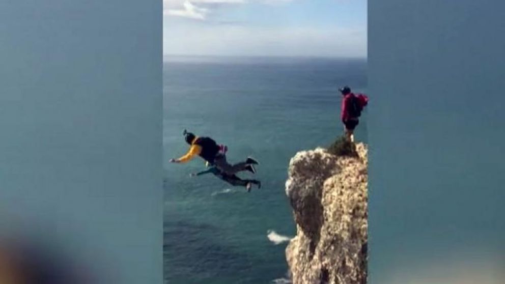 Saltó desde un acantilado, su paracaídas falló y murió