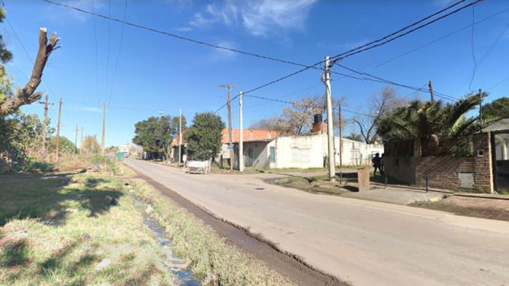 En una de estas casas de Batlle al 4200, en Rosario, ocurrió el ataque.