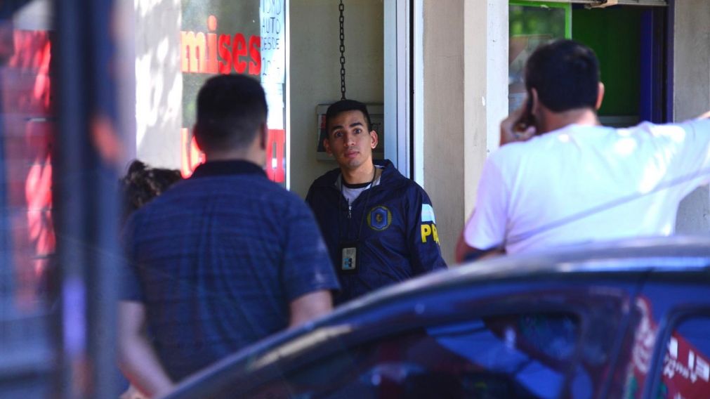 La policía en la remisería de Ituzaingó donde terminó la persecución de los secuestradores (Jonatan Moreno/Crónica).