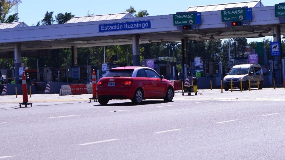 Los delincuentes fueron interceptados en el Acceso Oeste a la altura de Ituzaingó (Jonatan Moreno/Crónica).