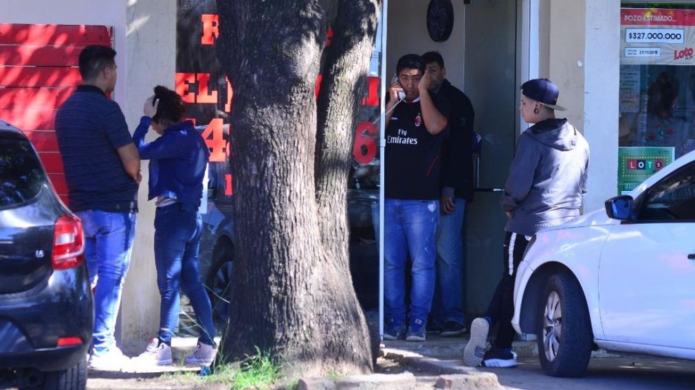 El auto de los captores chocó contra un remis estacionado en la puerta de la agencia (Jonatan Moreno/Crónica)