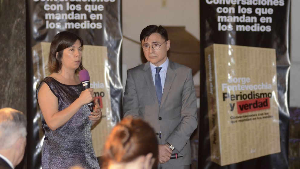 La periodista María O'Donnell, junto a Fontevecchia, presentando el evento (Fernando Pérez Re-Diario Crónica).