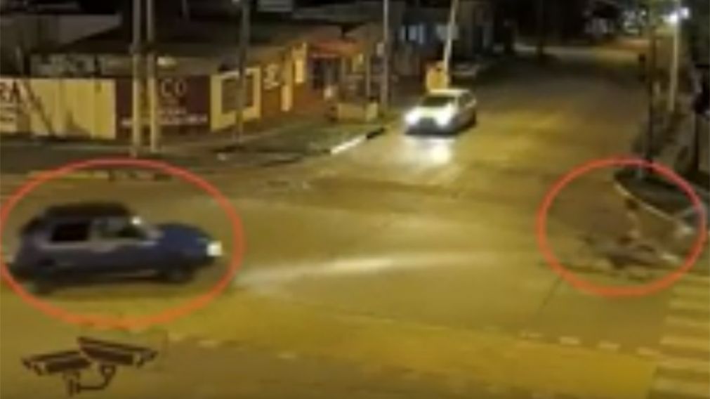 Este es el instante previo a que el auto choque a la bicicleta. (Captura de video)