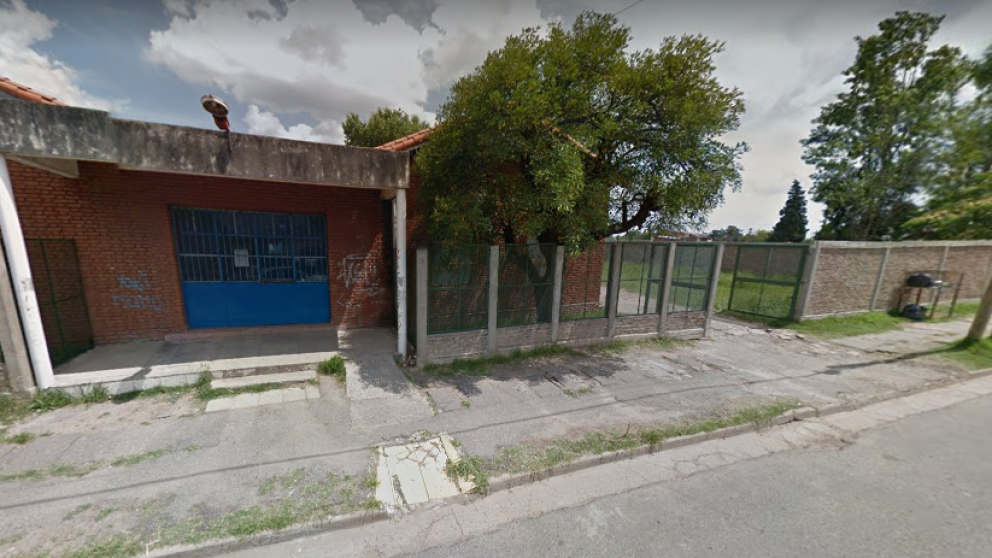 Frente a este colegio encontraron el bulto sospechoso.